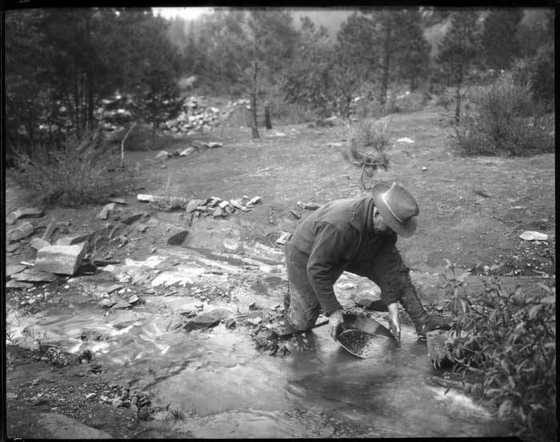 Kullanhuuhdontaa Washingtonin osavaltiossa n. v. 1919. Kuva: Wikimedia commons.